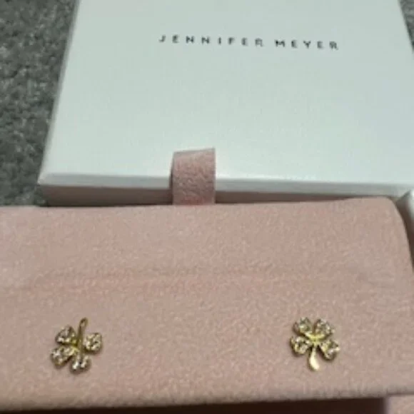 NIB Jennifer Meyer 18Kt. Mini Diamond 4-Leaf Clover Post Earrings - Picture 1 of 7